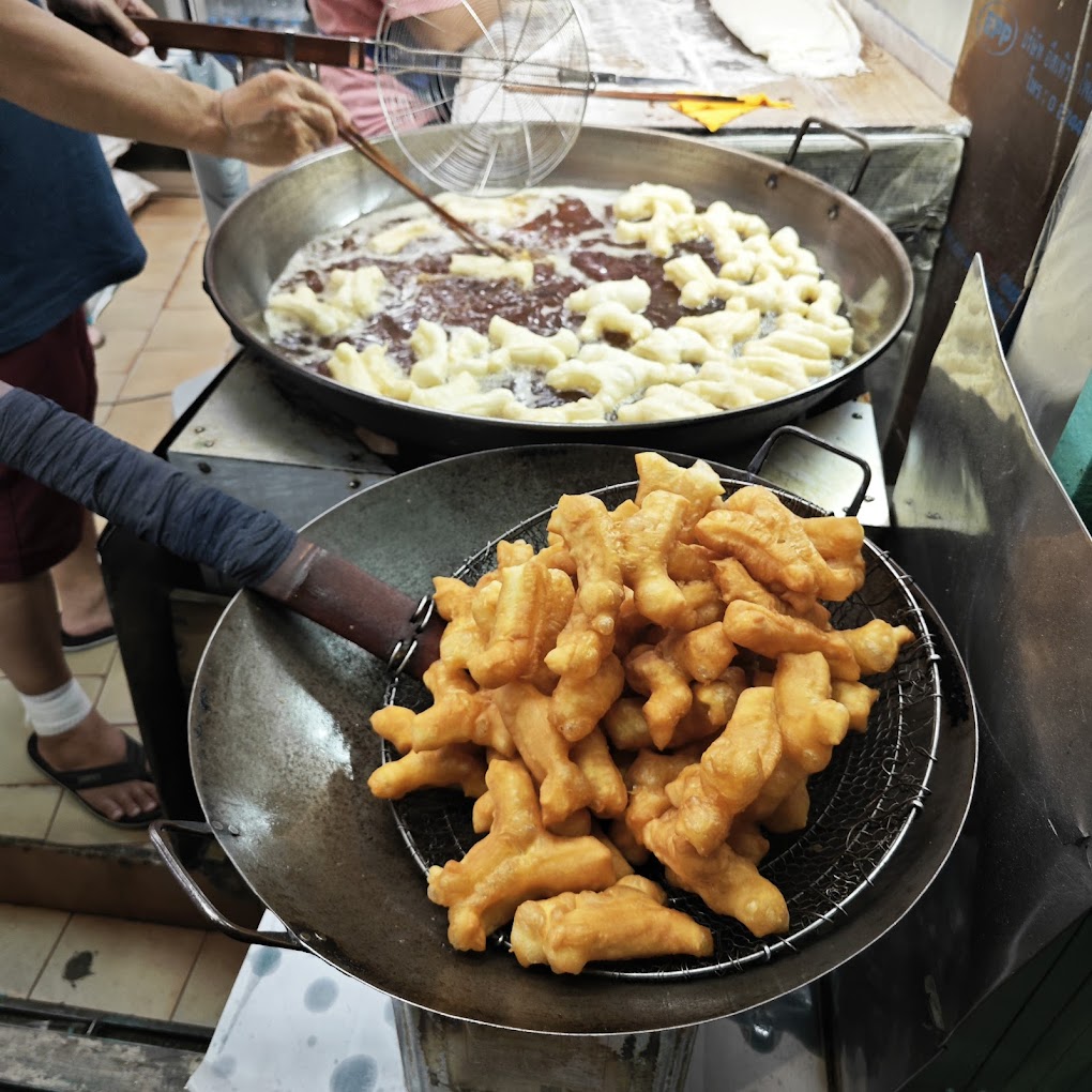 ร้านปาท่องโก๋เสวย ใกล้ศาลเจ้าพ่อเสือ 